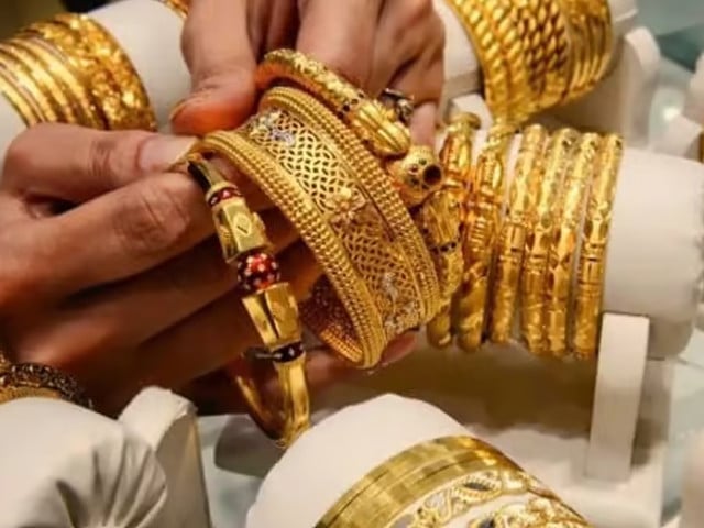 Gold falls Rs1,200 in Pakistan even as international prices recover