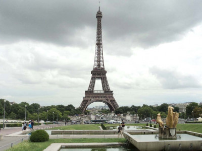 eiffel tower evacuated after hoax call