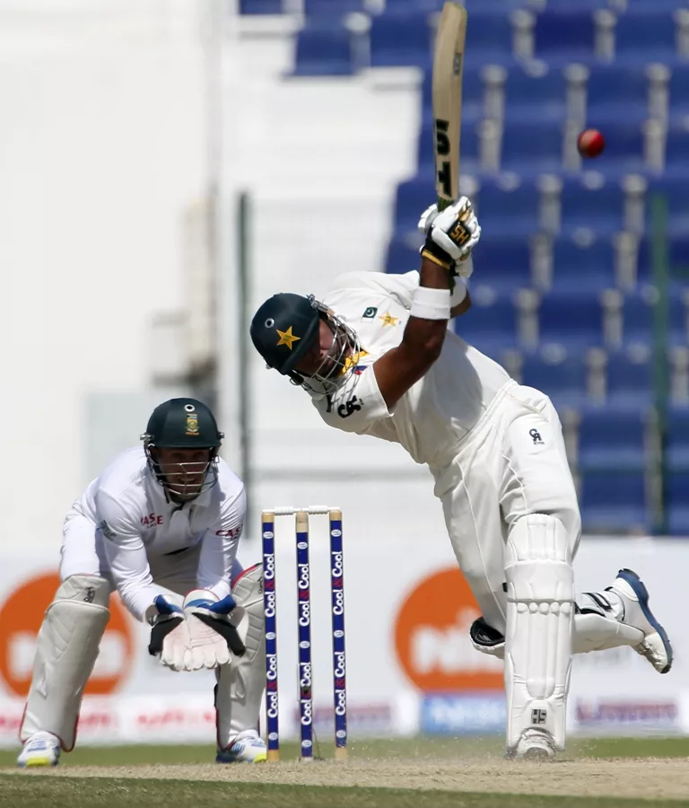pakistan 039 s opener khurram manzoor r bats as south african wicketkeeper ab de villiers looks on during the second day of their first test at the sheikh zayed cricket stadium in abu dhabi on october 15 2013 photo afp pakistan 039 s opener khurram manzoor r bats as south african wicketkeeper ab de villiers looks on during the second day of their first test at the sheikh zayed cricket stadium in abu dhabi on october 15 2013 photo afp
