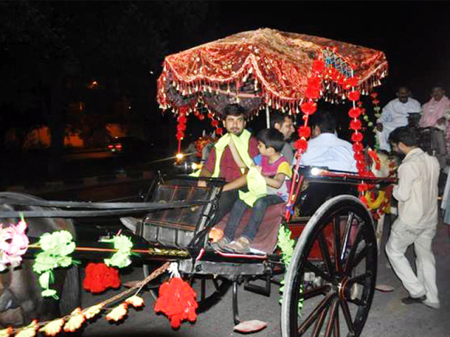 the tonga ride starts at lawrence garden and ends at nasser bagh