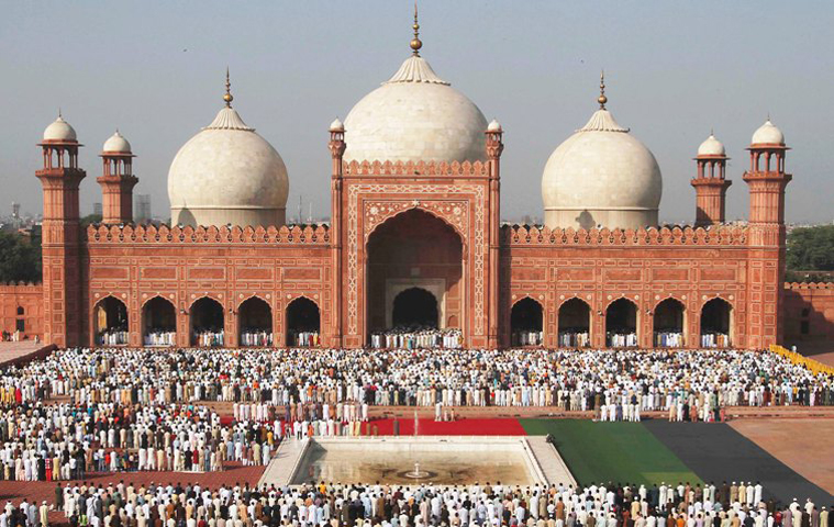 eid prayers at the badshahi mosque photo shafiq malik express