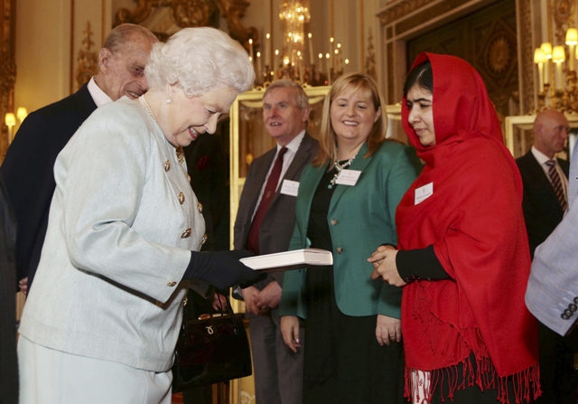 malala yousafzai gives a copy of her book quot i am malala quot to britain 039 s queen elizabeth during a reception for youth education and the commonwealth at buckingham palace in london october 18 2013 photo reuters