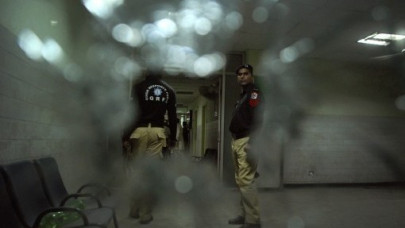 firing in karachi kills 1 police officer injures another