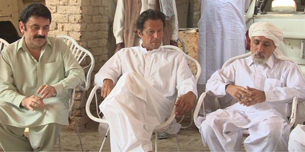 pti chairman imran khan r with the brothers of assassinated mpa israrullah gandapur sardari ikram and sardar inam at their home in kulachi dera ismail khan photo insaf pk