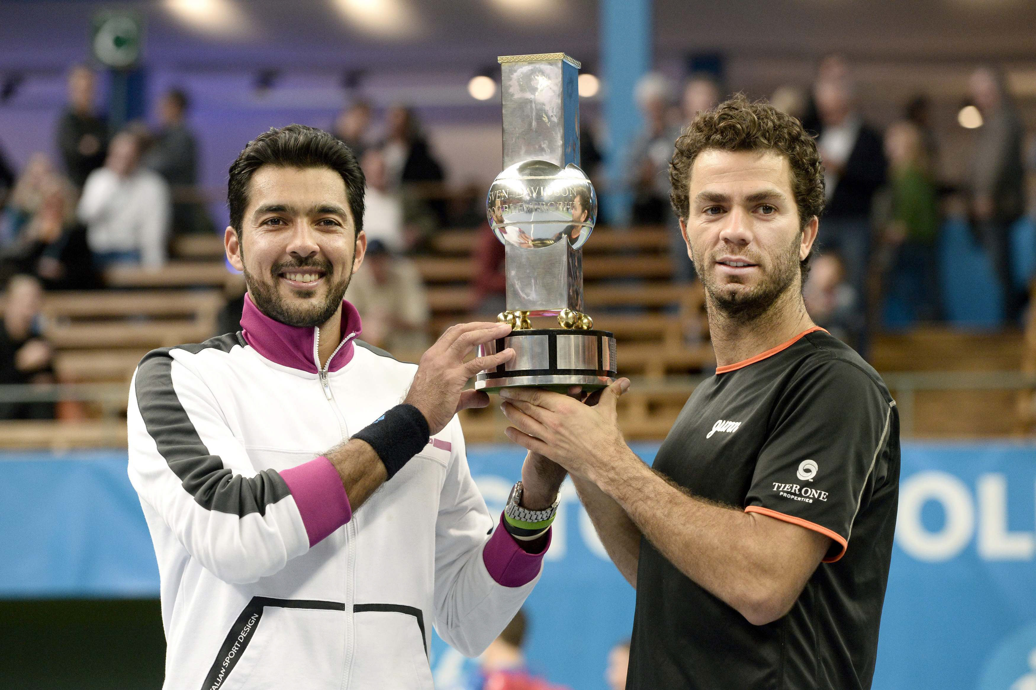 pakistan 039 s aisam ul haq qureshi l and netherlands 039 jean julien rojer pose with the trophy of the atp stockholm open tournament in sweden october 20 2013 photo afp