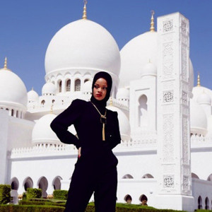rihanna asked to leave uae mosque over photoshoot