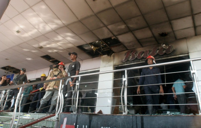 fire breaks out in karachi s millenium mall