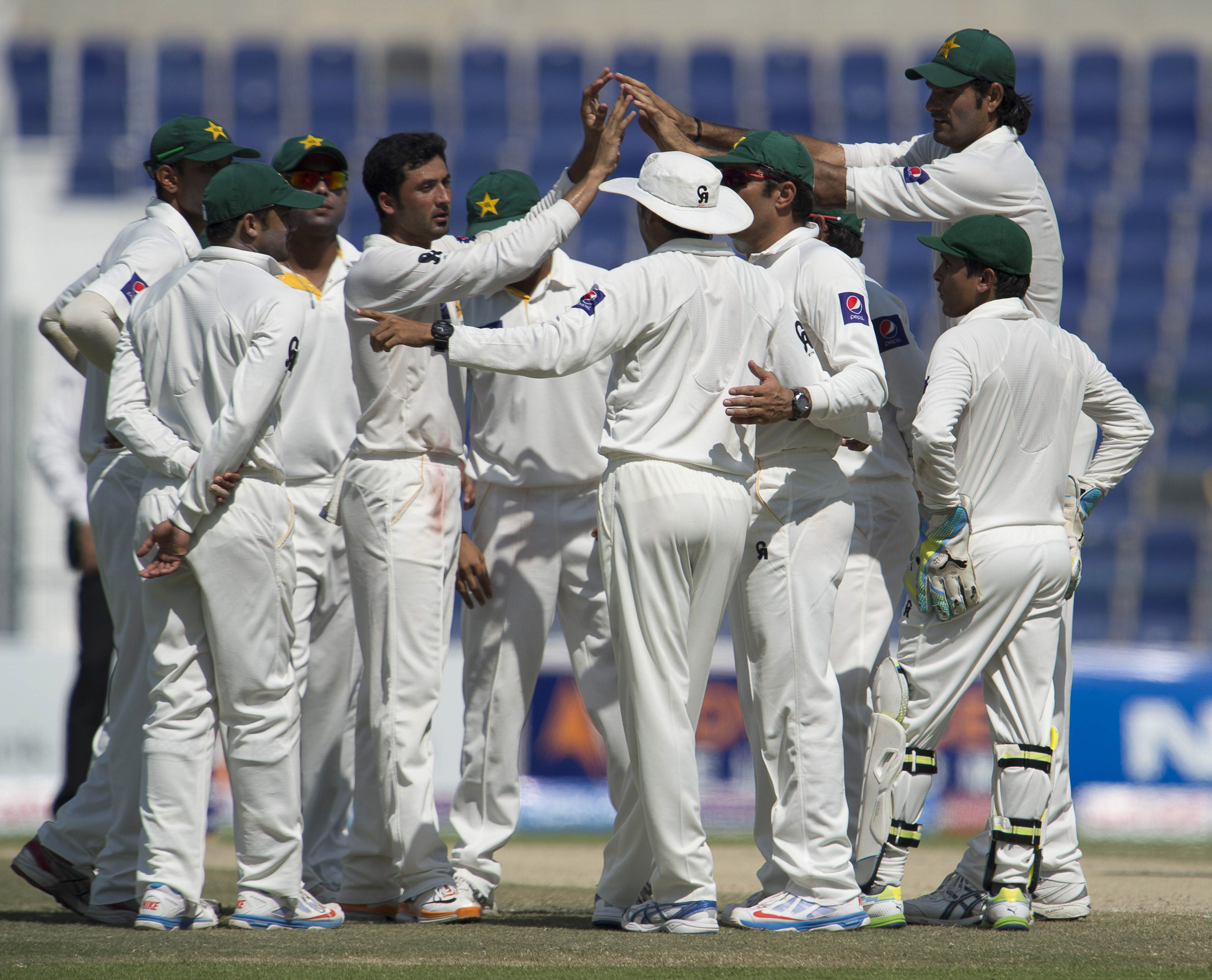 pakistan 039 s team celebrates south africa 039 s jp duminy out during the fourth day of their first test at the sheikh zayed cricket stadium in abu dhabi on october 17 2013 photo afp