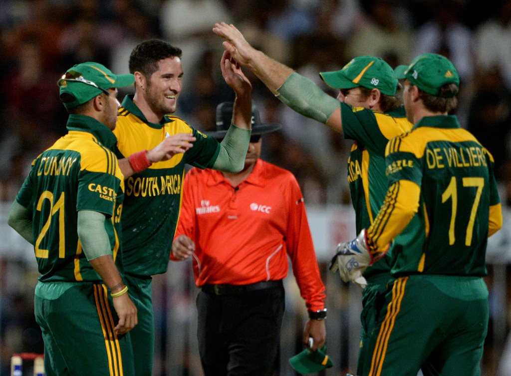 south african bowler wayne parnell 2nd l celebrates with teammates after taking a wicket of pakistan 039 s captain misbah ul haq unseen during the first one day in sharjah cricket stadium in sharjah on october 30 2013 photo afp