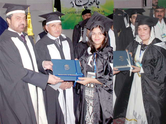 uop chancellor shaukatullah khan awarded degrees to the passing students photo iqbal mamond express uop chancellor shaukatullah khan awarded degrees to the passing students photo iqbal mamond express