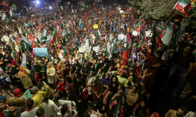 pti supporters occupy numaish chowrangi pti supporters occupy numaish chowrangi