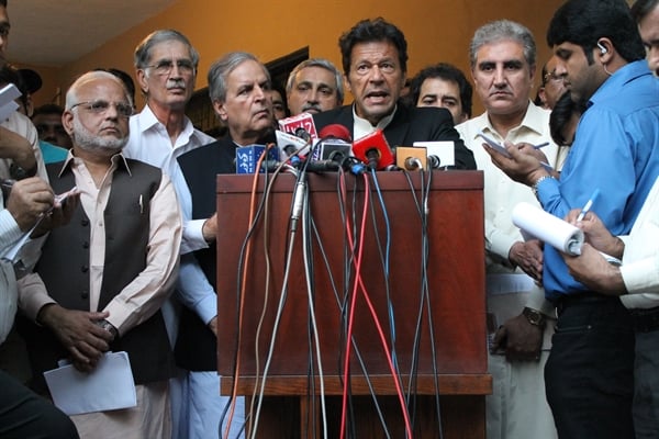 pakistan tehreek e insaf chairman imran khan with party leaders at press conference source pti