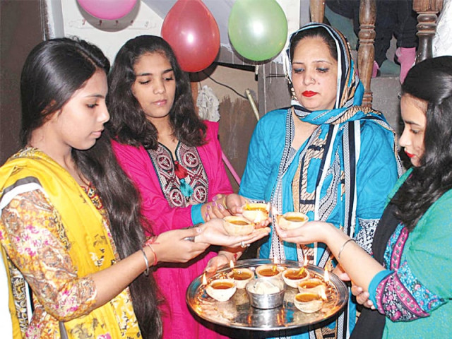 faithful celebrate the festival of lights at a temple in rawalpindi photo nni faithful celebrate the festival of lights at a temple in rawalpindi photo nni