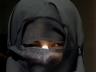 british minister says islamic veil should be banned in courts