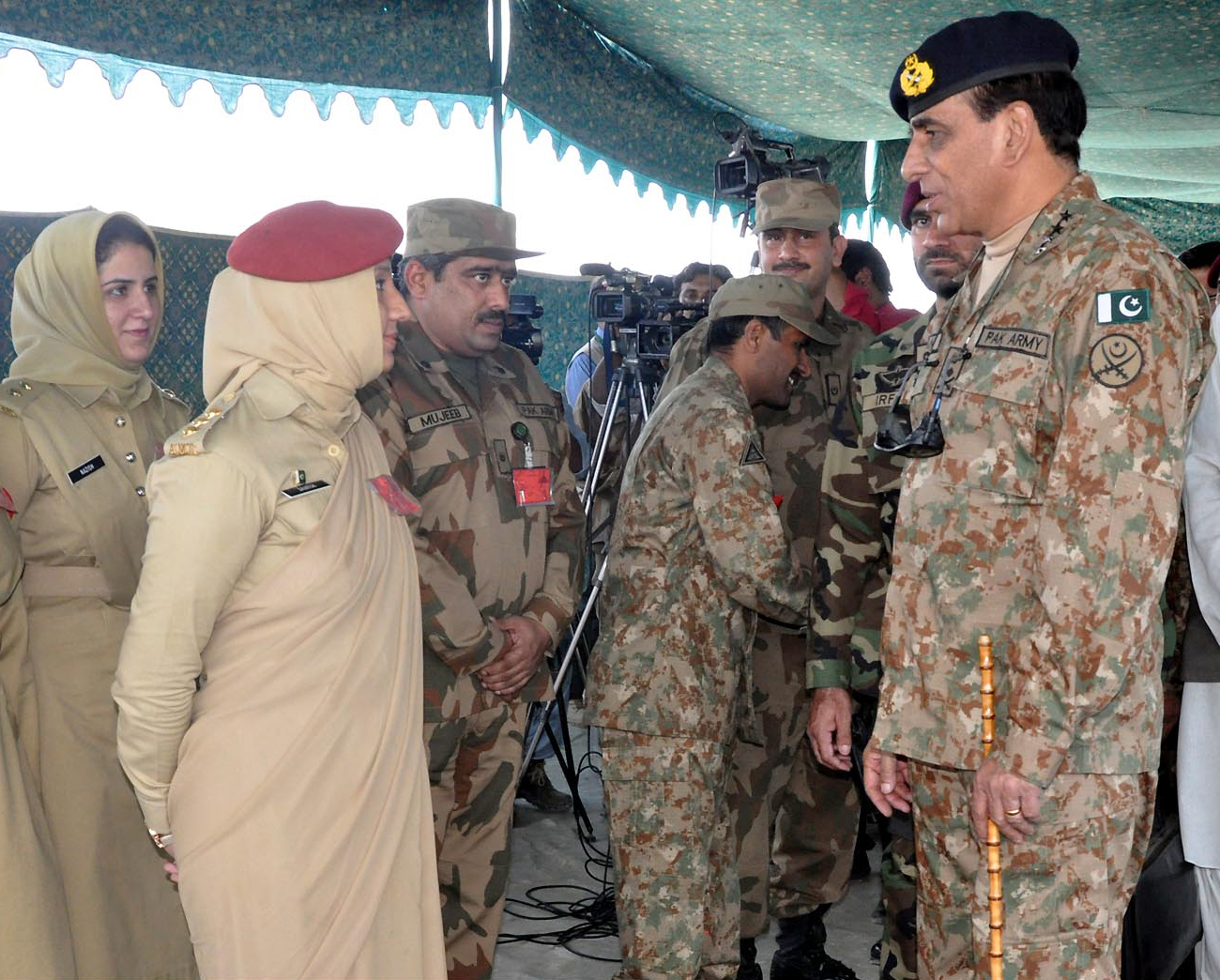 chief of army staff talks to pakistan army medical corps officials during his visit in awaran photo inp