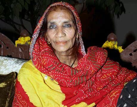 reshma who died earlier this week after a battle with throat cancer was best known for her distinctive rendition of punjabi folk songs photo reuters
