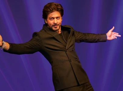 true gentleman shah rukh khan wins hearts by respecting woman in hijab