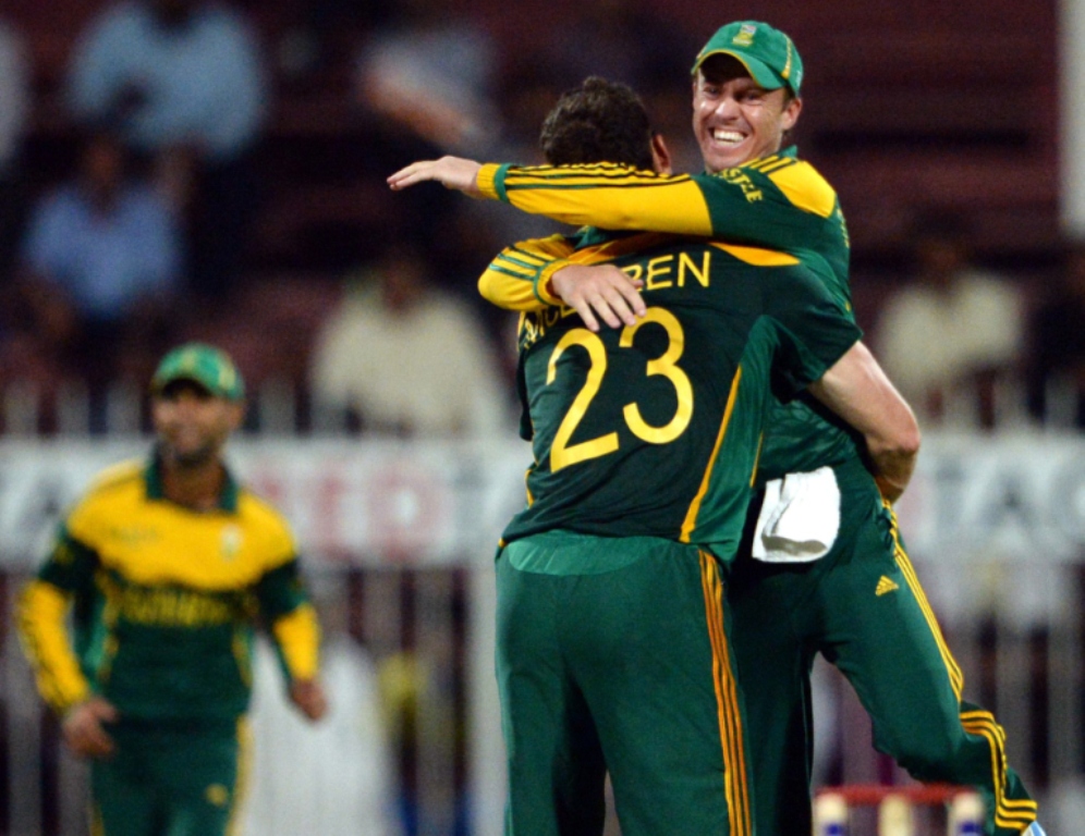 south african captain ab de villiers r celebrates with ryan mclaren c after taking wicket of pakistan 039 s captain misbah ul haq during the fifth and final day international at sharjah cricket stadium in sharjah on november 11 2013 photo afp