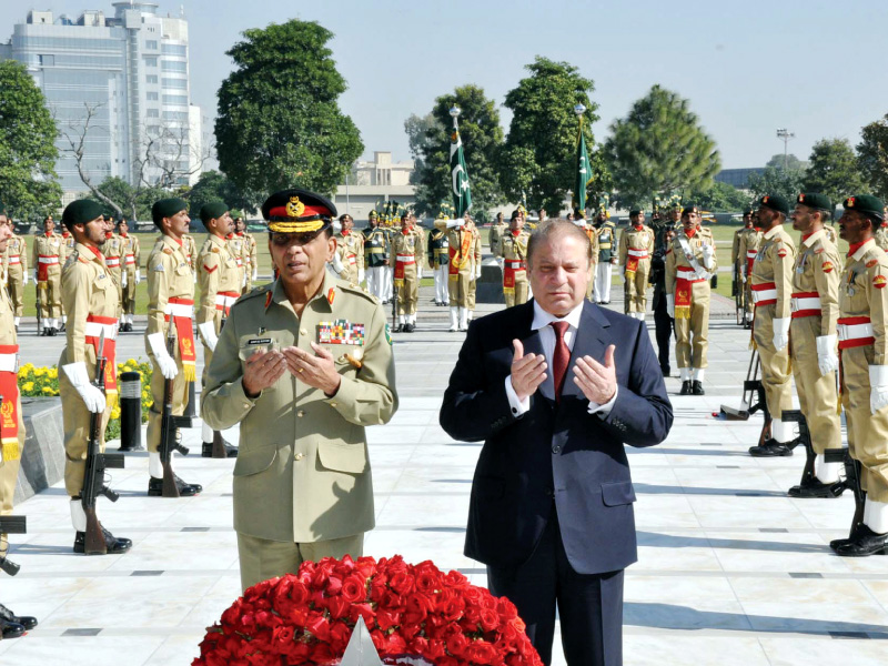 prime minister nawaz sharif offers fateha at the martyrs monument at ghq in rawalpindi photo ppi