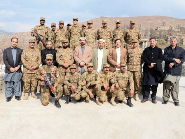khyber pakhtunkhwa governor shaukatullah khan with pakistan army soldiers during his visit to maidan tirah photo inp khyber pakhtunkhwa governor shaukatullah khan with pakistan army soldiers during his visit to maidan tirah photo inp