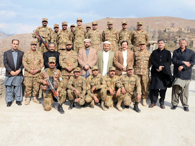 khyber pakhtunkhwa governor shaukatullah khan with pakistan army soldiers during his visit to maidan tirah photo inp