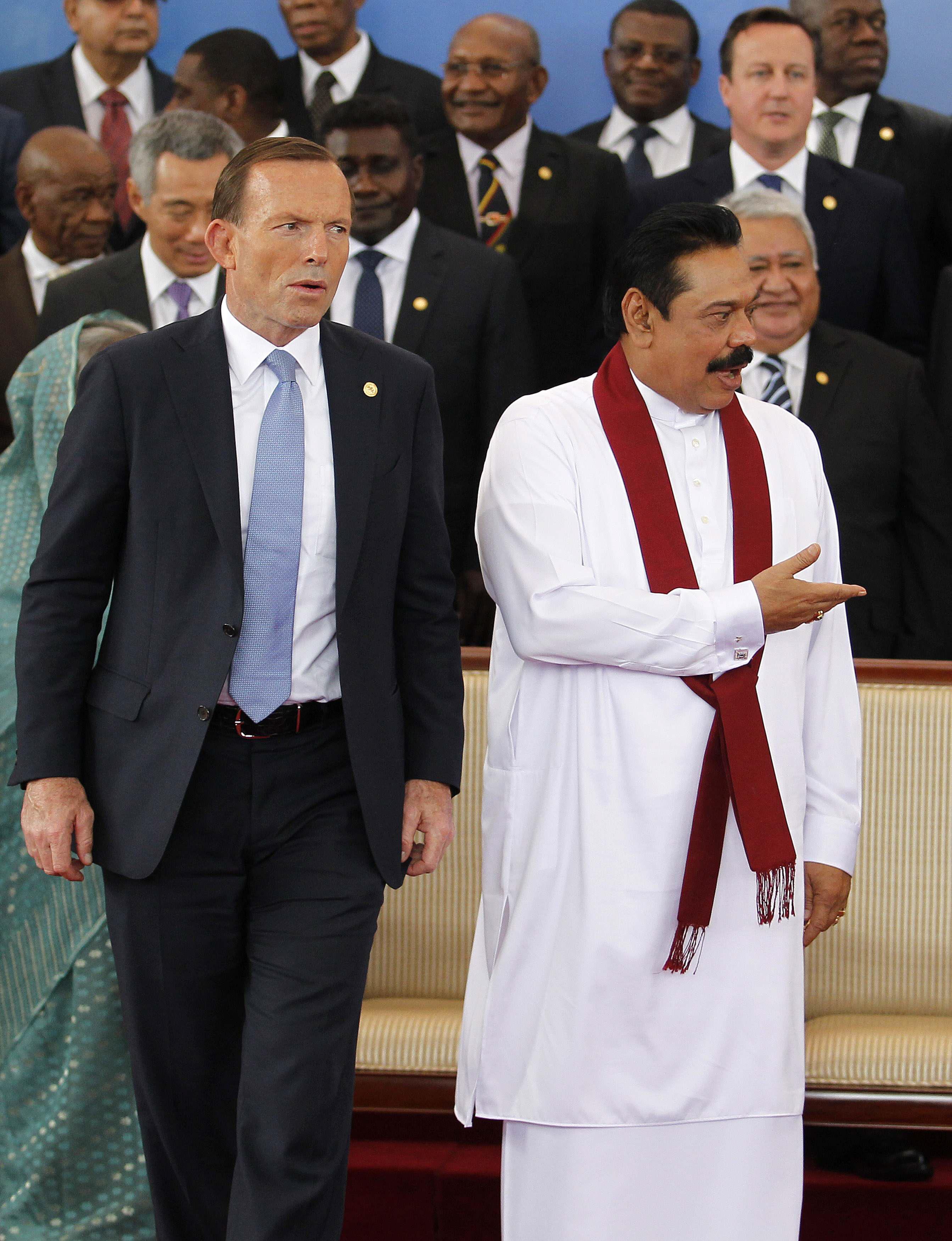 australia 039 s prime minister tony abbott l walks beside sri lanka 039 s president mahinda rajapaksa at the opening ceremony of the summit photo reuters