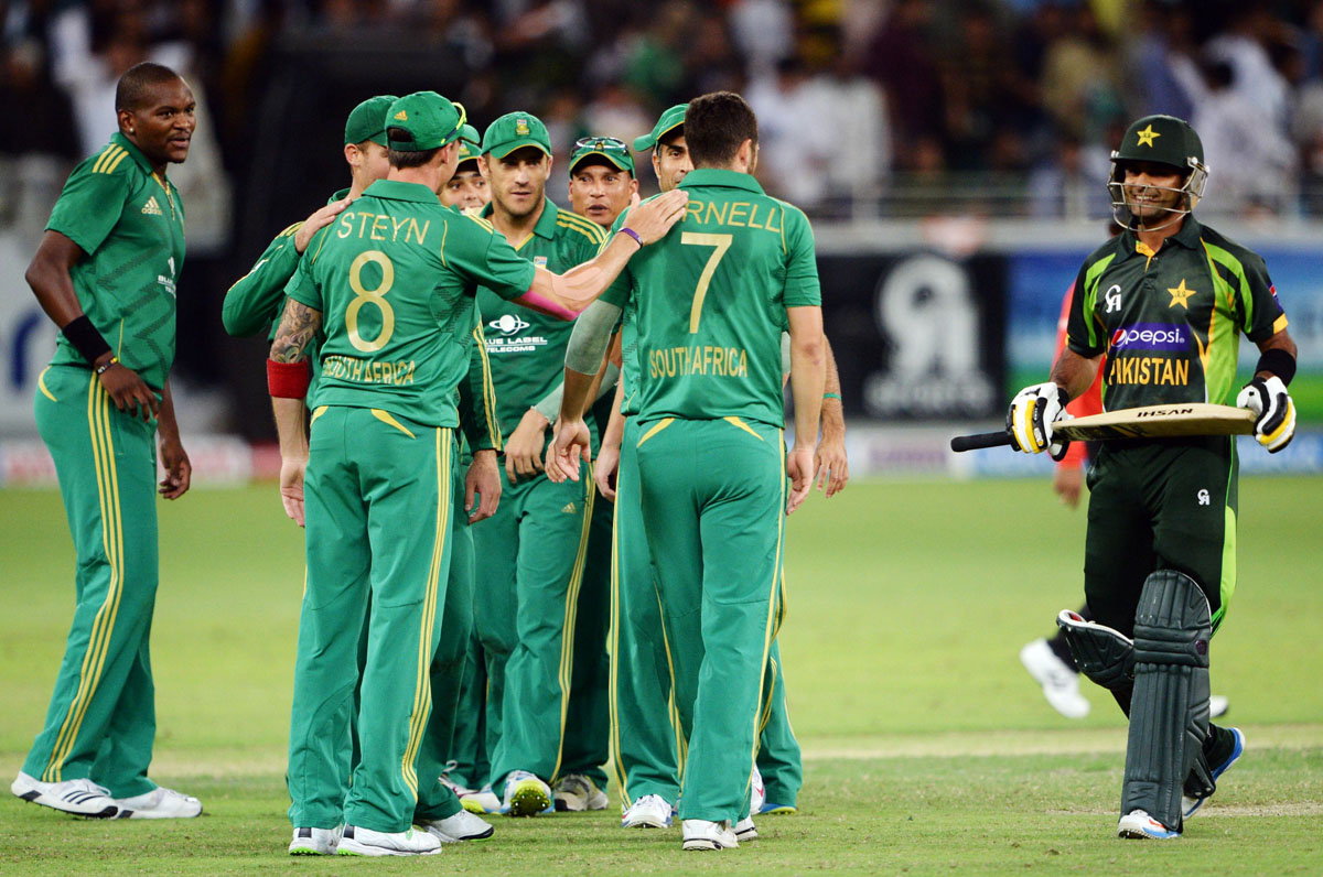 south african cricketers celebrate after taking a wicket of mohammad hafeez r during the second and last cricket t20 international against pakistan at dubai stadium on november 15 2013 in dubai photo afp