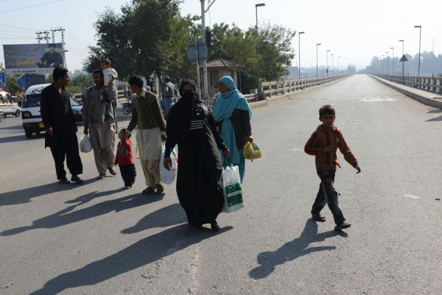 people search for available transport during a curfew in rawalpindi on november 17 2013 photo afp people search for available transport during a curfew in rawalpindi on november 17 2013 photo afp