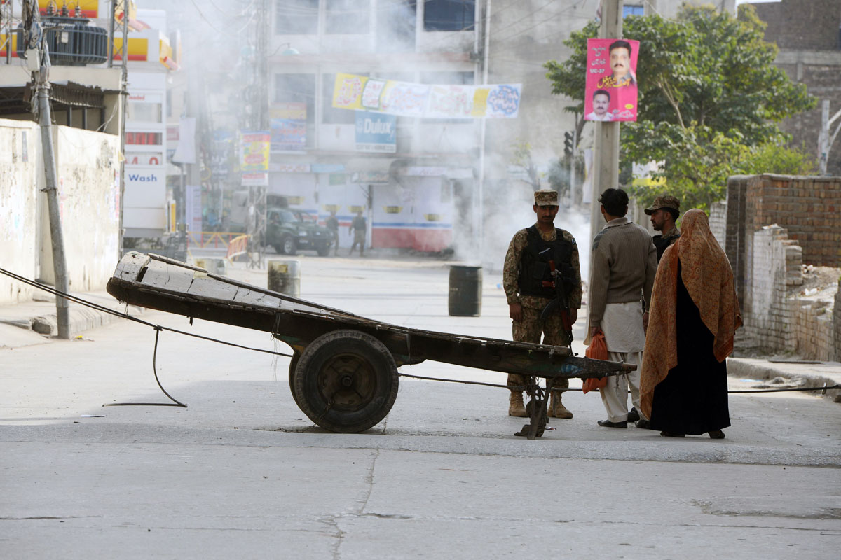 army troops man a road block in rawalpindi on november 16 2013 photo afp