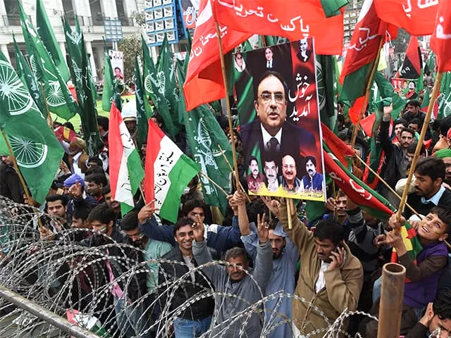 supporters of pakistan awami tehreek pat pakistan peoples party ppp and pakistan tehreek e insaf pti carry their party flags during an anti government protest rally in lahore on january 17 2018 photo afp supporters of pakistan awami tehreek pat pakistan peoples party ppp and pakistan tehreek e insaf pti carry their party flags during an anti government protest rally in lahore on january 17 2018 photo afp