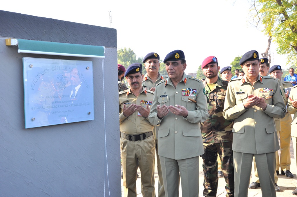 chief of the army staff general ashfaq parvez kayani along with lt gen sajjad ghani photo ispr