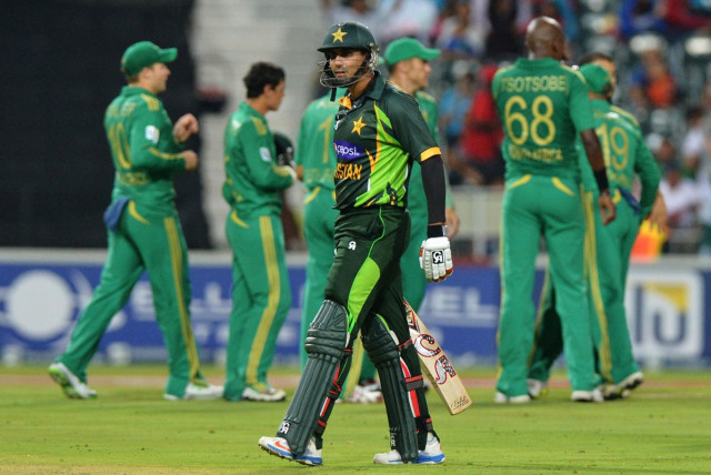 nasir jamshed walks off after being bolwed out during the first t20 cricket match between south africa and pakistan at the wanderers stadium in johannesburg on november 20 2013 photo afp nasir jamshed walks off after being bolwed out during the first t20 cricket match between south africa and pakistan at the wanderers stadium in johannesburg on november 20 2013 photo afp