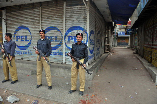 karachi commissioner tries to get nadra and nara on the same page
