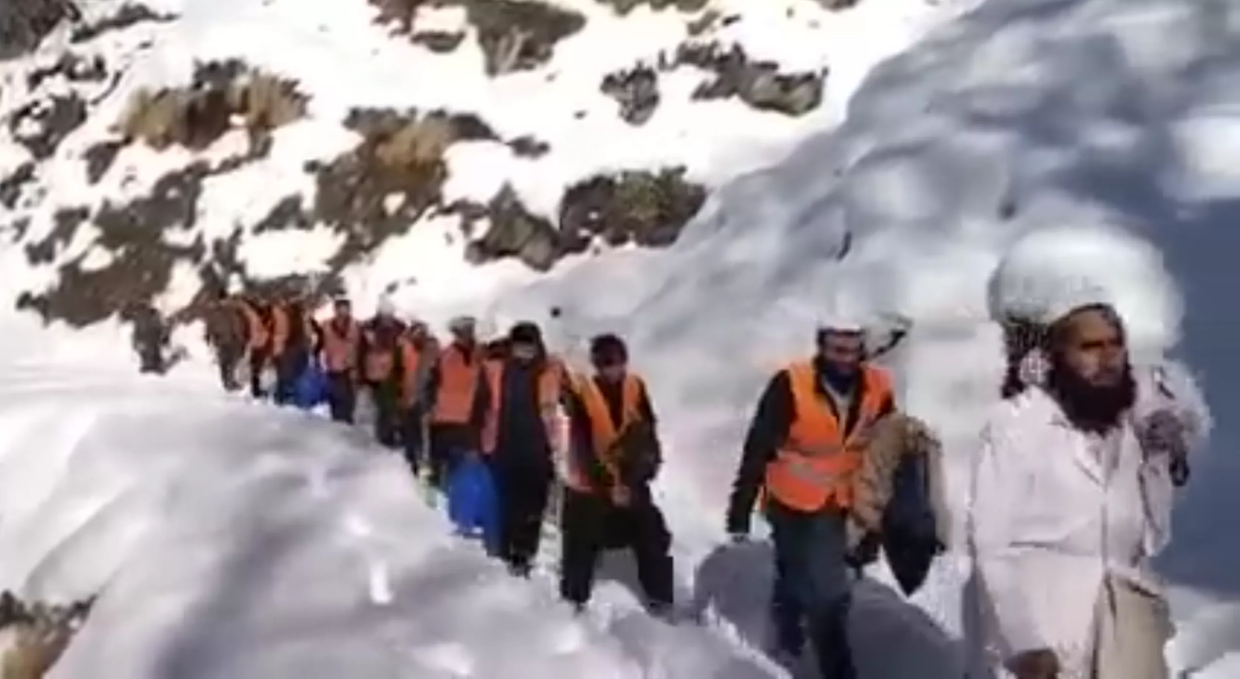 dir avalanche buries four alive dir avalanche buries four alive