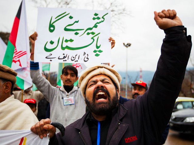 a pakistani shia muslim shouts slogans while taking part in a rally to mark kashmir solidarity day in islamabad photo reuters