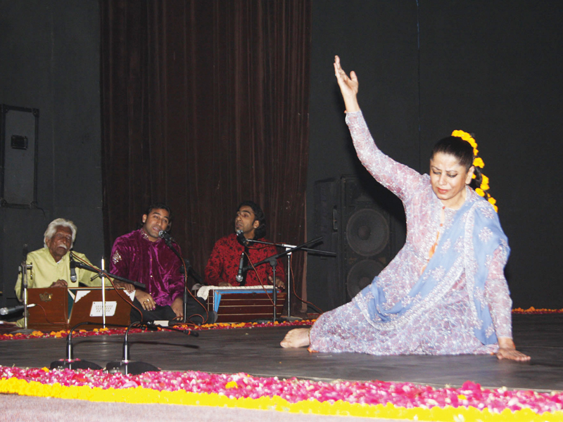 naheed siddiqui performing at the evening session of the first day of the fourth alhmara international literature and cultural conference photo abid nawaz express