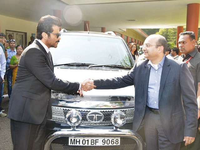 kapoor is thrilled by the gesture photo file kapoor is thrilled by the gesture photo file
