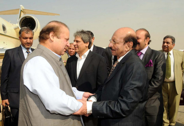 cm qaim ali shah receiving nawaz sharif in karachi on tuesday photo inp
