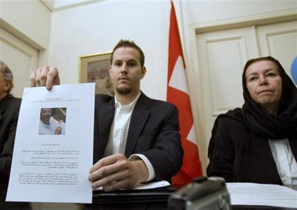 christine levinson r wife of former fbi agent robert levinson watches as her son daniel levinson displays a web print of his father 039 s picture to journalists while attending a news conference at switzerland 039 s embassy in tehran december 22 2007 photo reuters