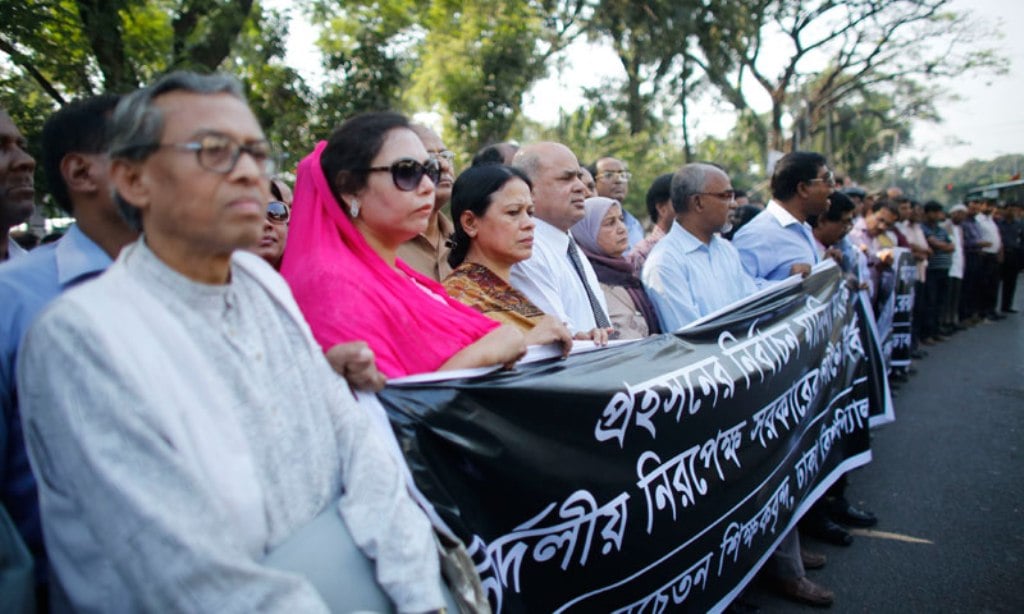 teachers from the university of dhaka loyal to bangladesh nationalist party bnp stand in a human chain during a nationwide protest in dhaka photo reuters