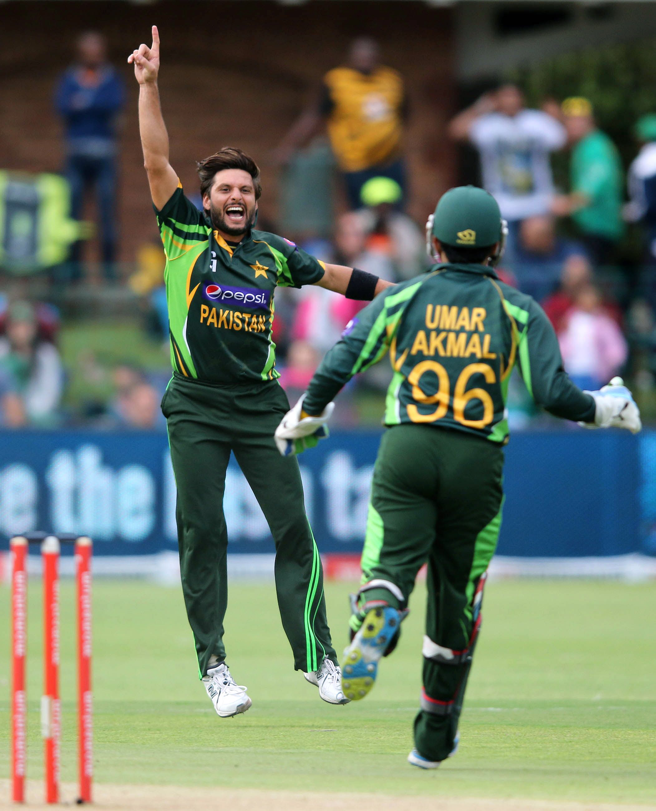 pakistan 039 s shahid afridi l celebrates the wicket of south africa 039 s quinton de kock during the second one day international odi cricket match between pakistan and south africa at the st georges cricket ground in port elizabeth on november 27 2013 photo afp