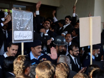 lawyers alleged maltreatment sindh lawyers shun courts after isb lawyers beating