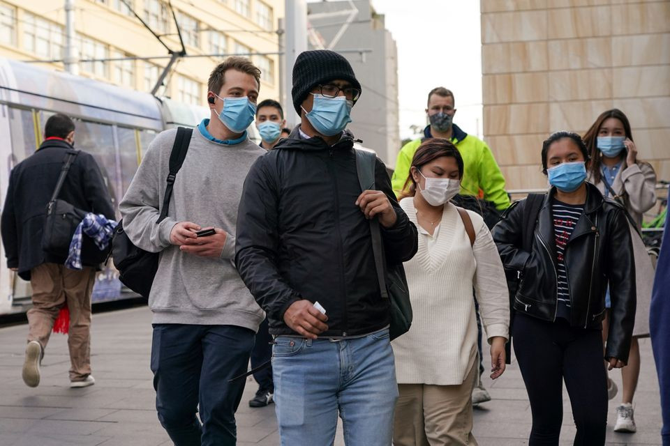 commuters wear protective face masks as they enter central station following the implementation of new public health regulations from the state of new south wales as the city grapples with an outbreak of the coronavirus disease covid 19 in sydney australia june 23 2021 photo reuters