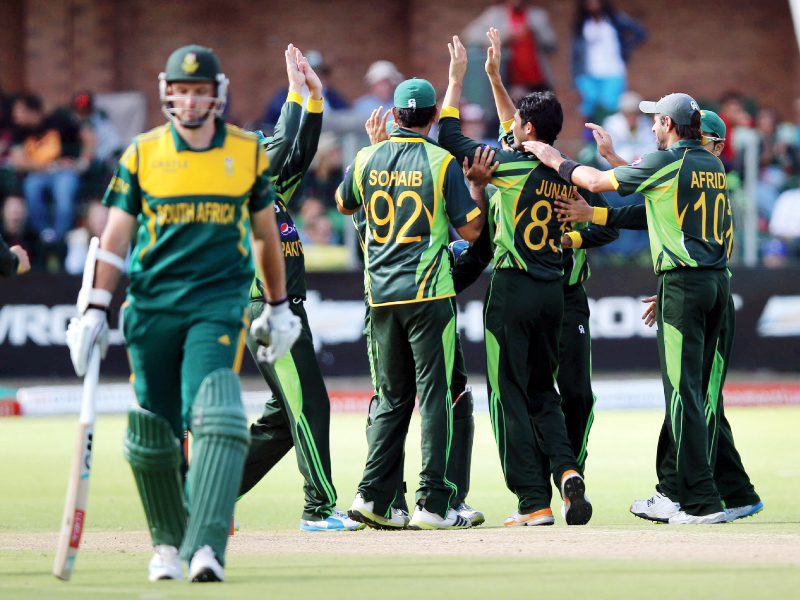 pakistan players celebrate after south african opener graeme smith goes back to pavilion following his dismissal by junaid khan photo afp