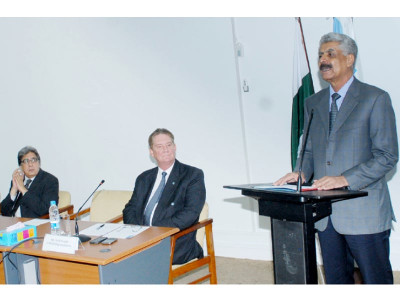 hosting refugees int l community asked to play its role