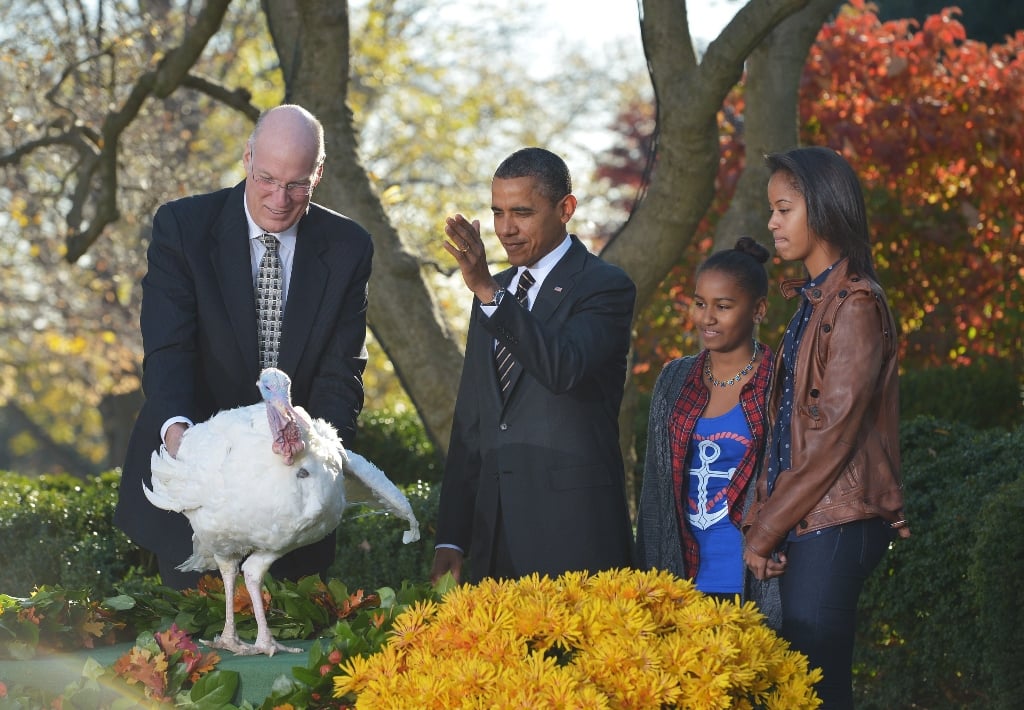 us president barack obama gestures during the annual thanksgiving turkey pardon with his daughters sasha 2nd r and malia r photo afp