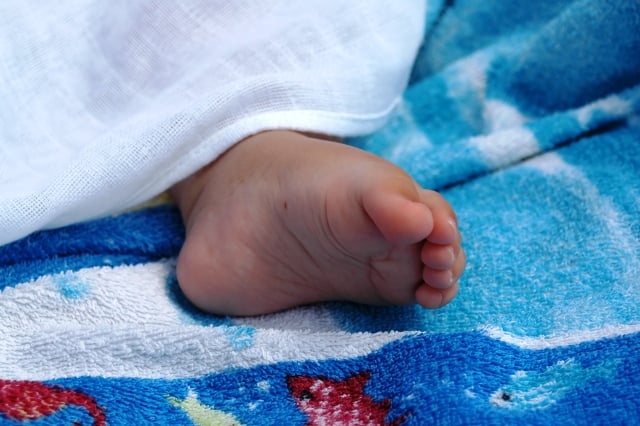 injured infant girl found abandoned on karachi streets