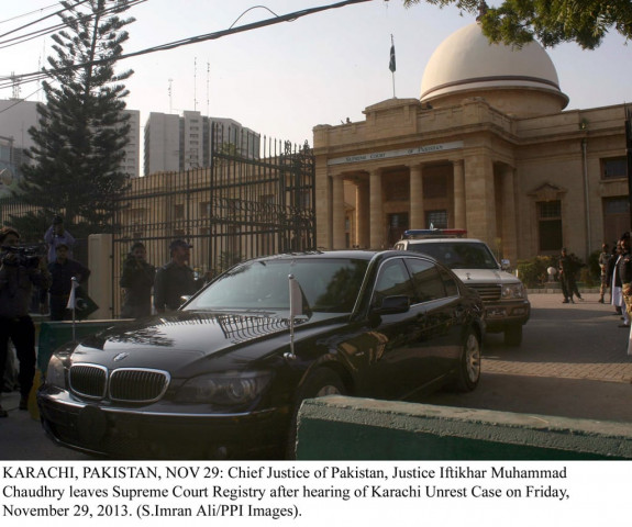 chief justice of pakistan iftikhar muhammad chaudhry leaves supreme court karachi registry after hearing the hearing of karachi unrest case on friday november 29 2013 photo ppi