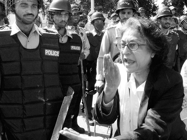 asma jahangir admonishes police personnel at a protest against the election commission of pakistan in october 2007 photo white star