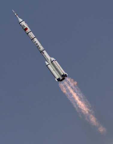 the long march ii f rocket loaded with shenzhou 9 manned spacecraft flies over the jiuquan satellite launch center in gansu province photo reuters the long march ii f rocket loaded with shenzhou 9 manned spacecraft flies over the jiuquan satellite launch center in gansu province photo reuters